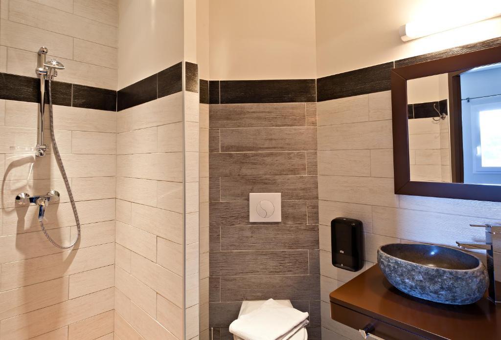 Hotel Le Ya'Tis Saint-Laurent-des-Arbres Zimmer foto