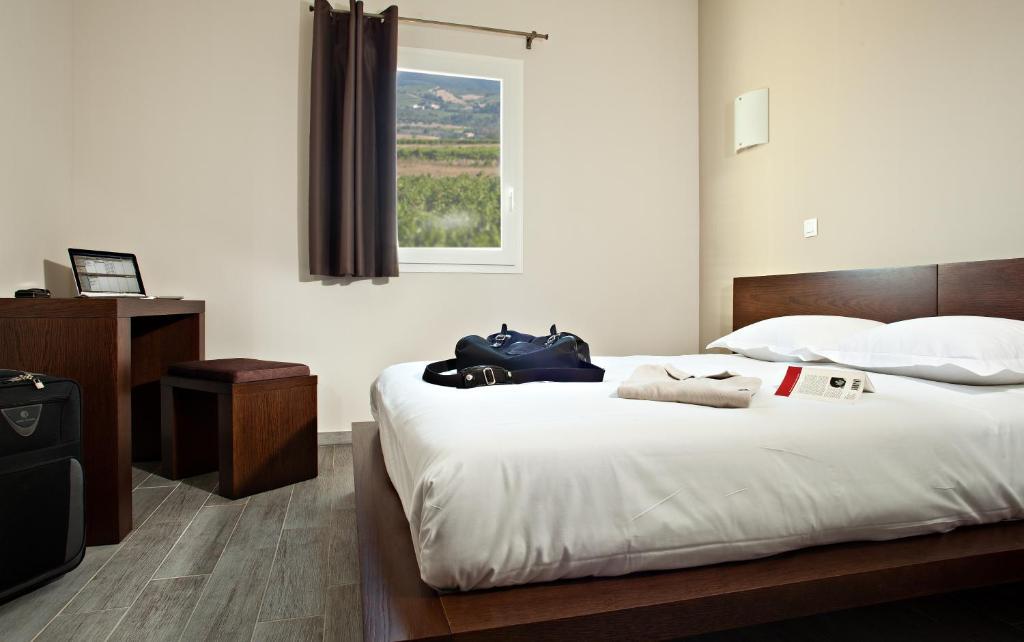 Hotel Le Ya'Tis Saint-Laurent-des-Arbres Zimmer foto