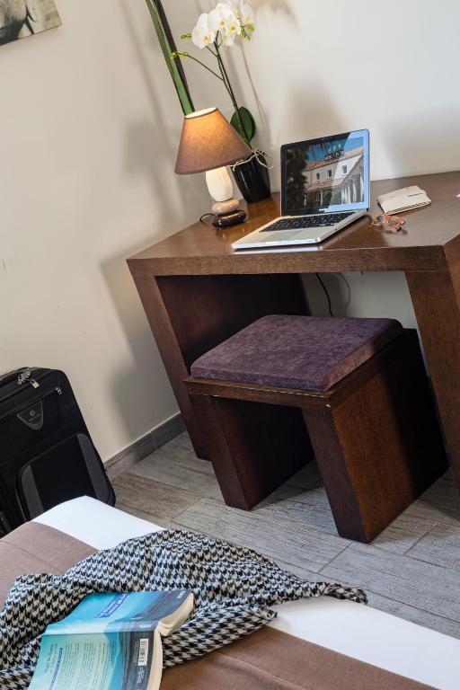 Hotel Le Ya'Tis Saint-Laurent-des-Arbres Zimmer foto
