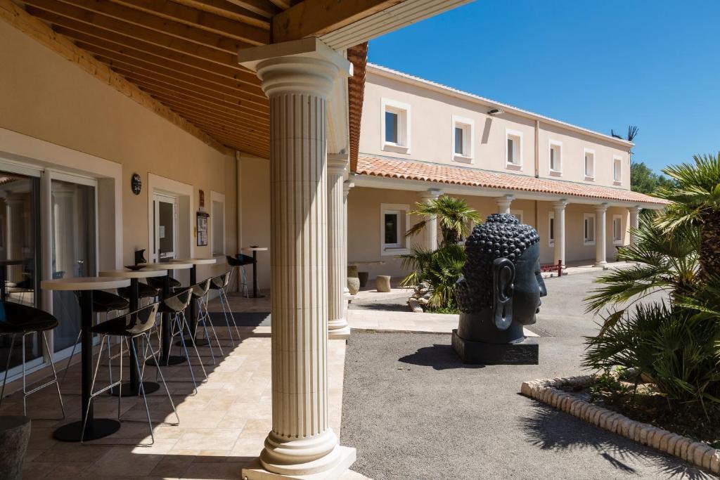 Hotel Le Ya'Tis Saint-Laurent-des-Arbres Exterior foto