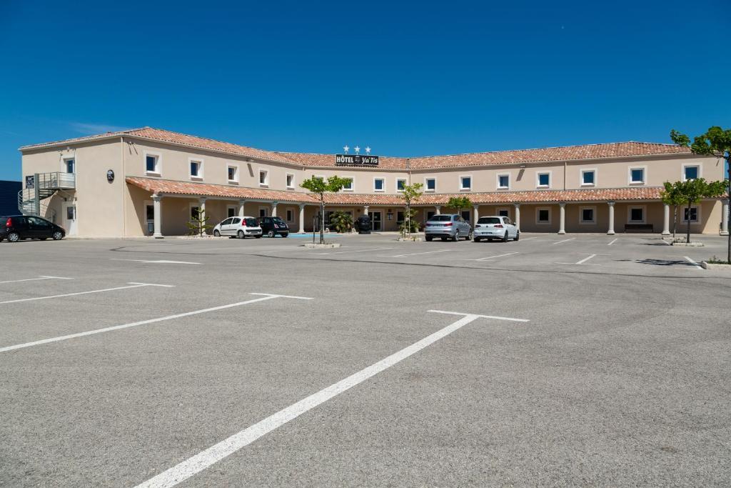 Hotel Le Ya'Tis Saint-Laurent-des-Arbres Exterior foto
