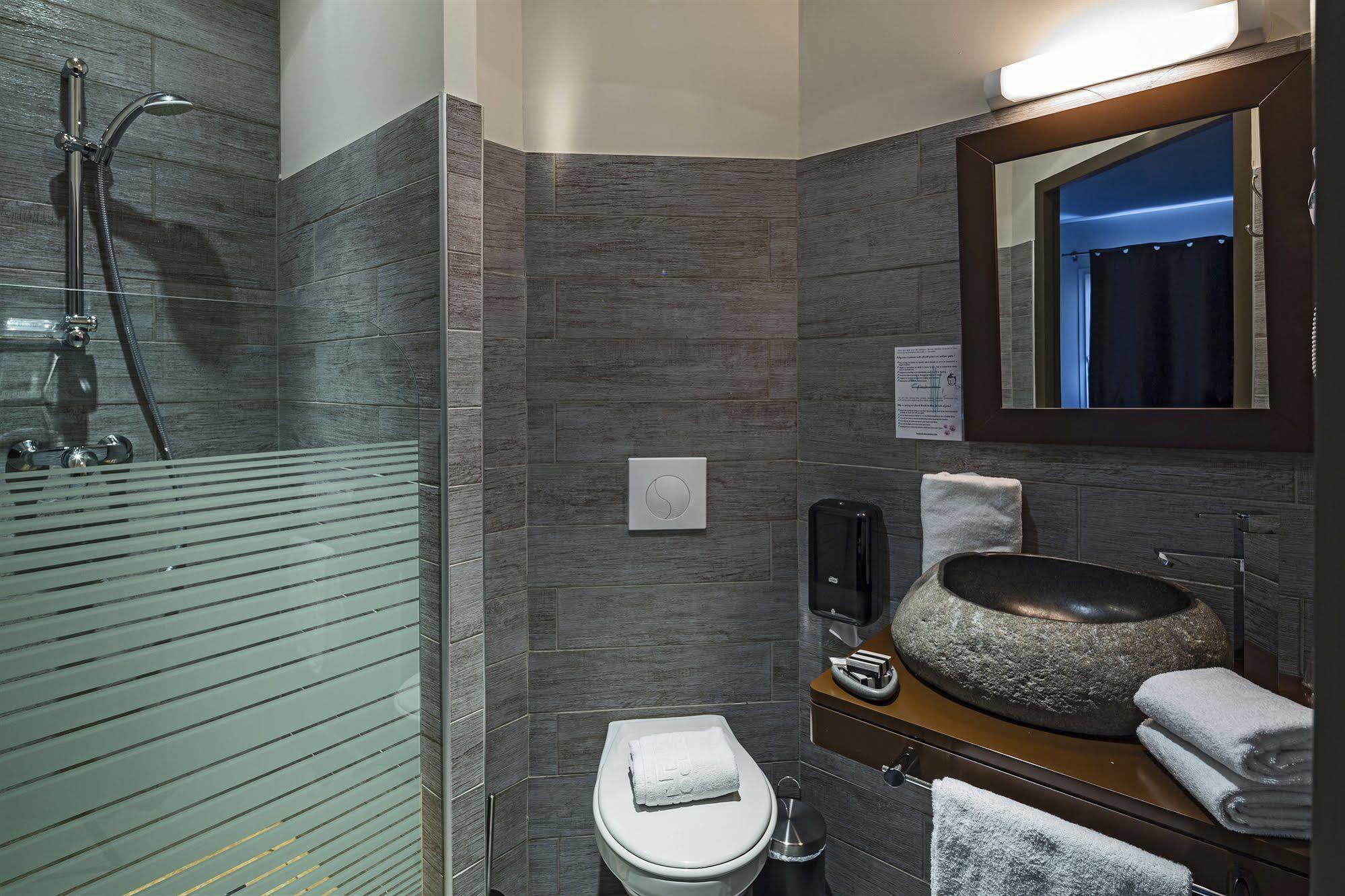 Hotel Le Ya'Tis Saint-Laurent-des-Arbres Exterior foto