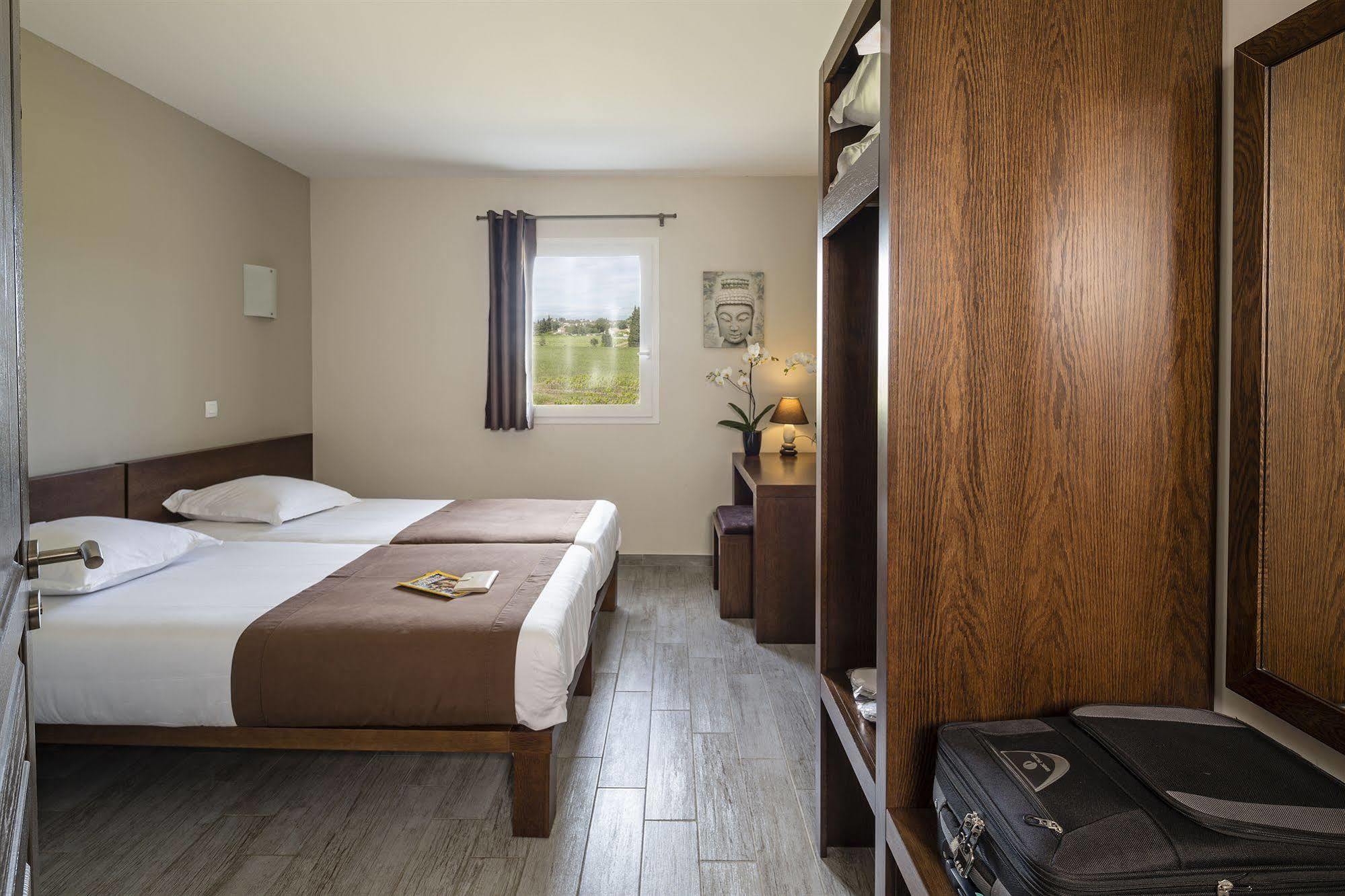 Hotel Le Ya'Tis Saint-Laurent-des-Arbres Exterior foto