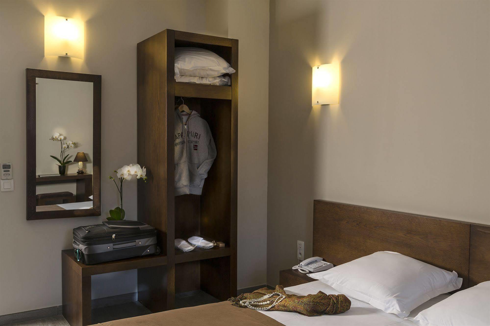 Hotel Le Ya'Tis Saint-Laurent-des-Arbres Exterior foto