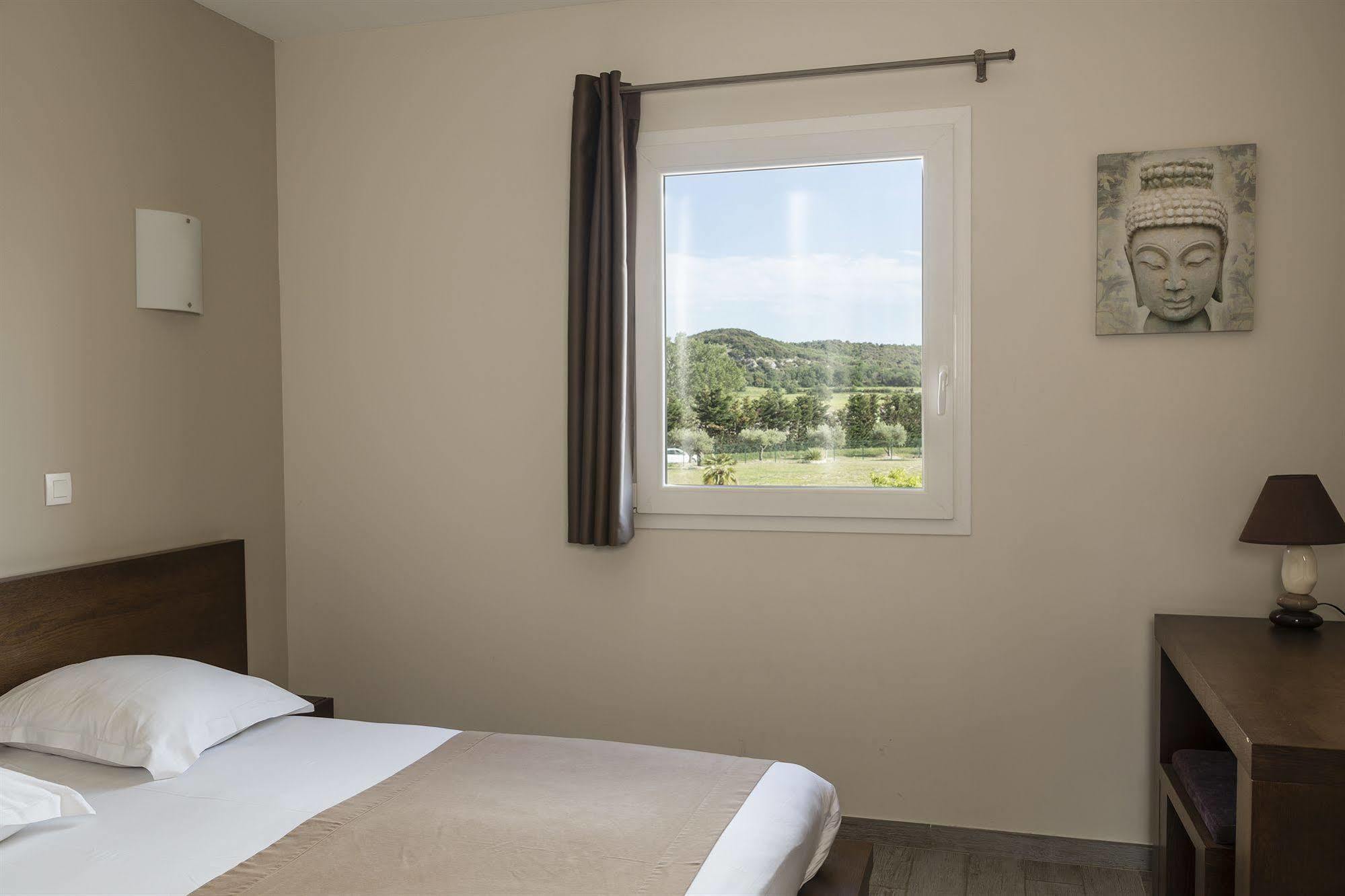 Hotel Le Ya'Tis Saint-Laurent-des-Arbres Exterior foto