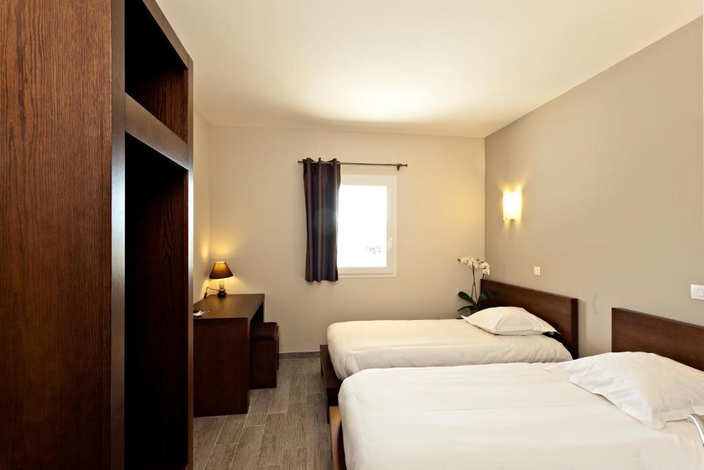 Hotel Le Ya'Tis Saint-Laurent-des-Arbres Zimmer foto